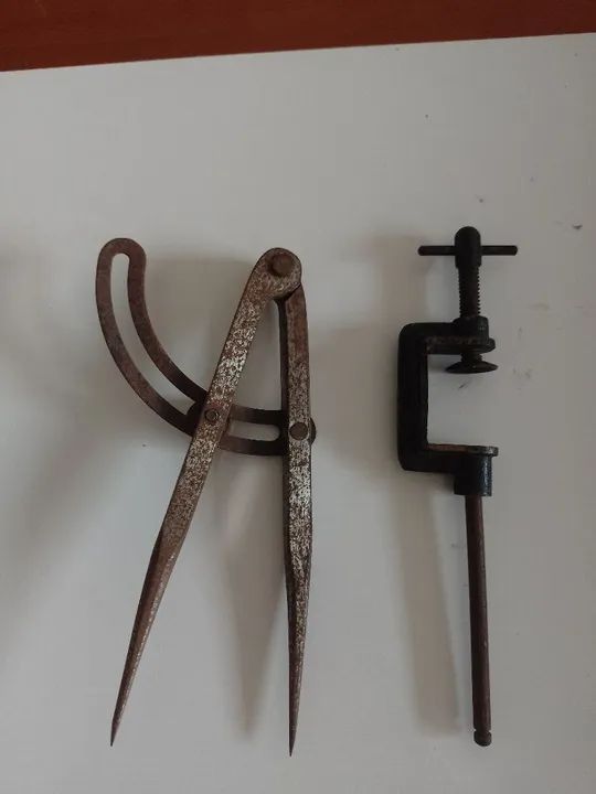 Compasso antigo e grampo de madeira - Foto 2