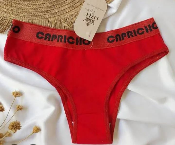Calcinha de renda vermelha