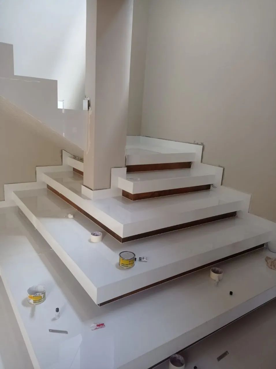 Escada em madeira e revestida com porcelanato - Foto 4