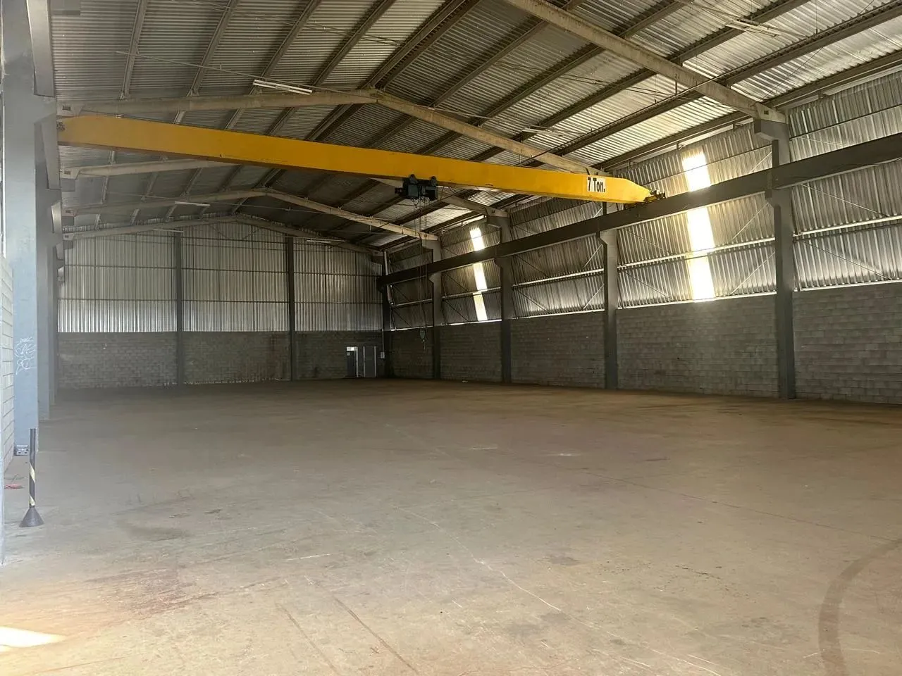 Galpão para Locação com 1.000m² (c/ ponte rolante) em Civit II / Serra - ES