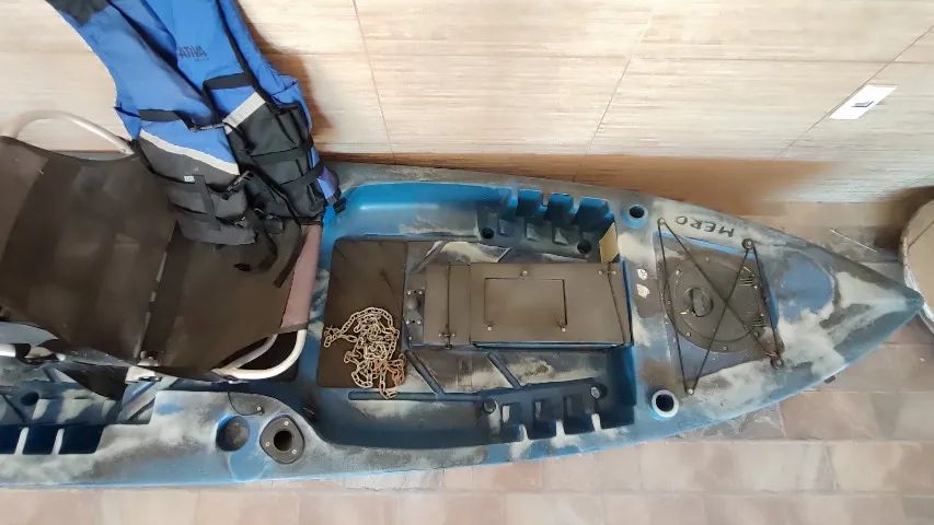 Vendo caiaque muito novo, completo, com âncora, dois coletes (120 e 150 kg ), remos. - Foto 5