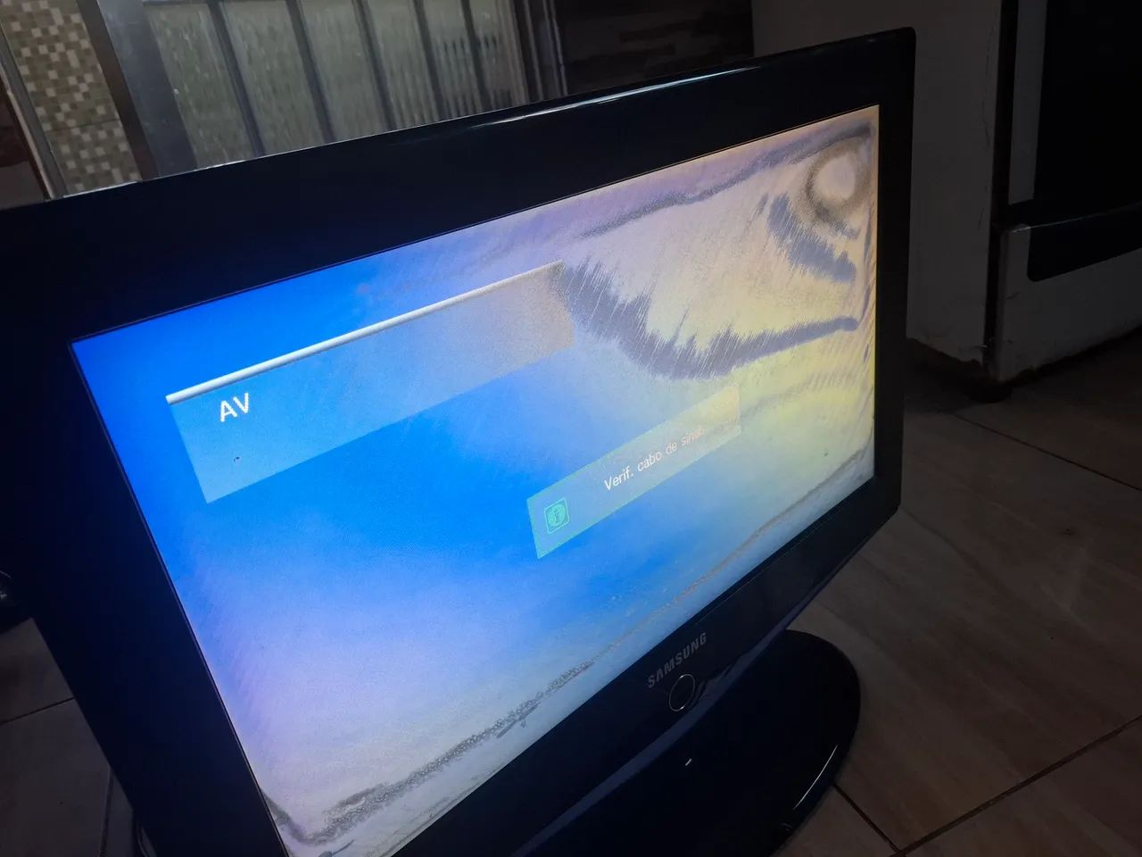 Tv com defeito porém dando pra assistir 