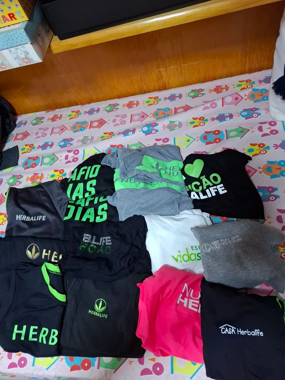 13 Camisetas, 1 moletom Herbalife.