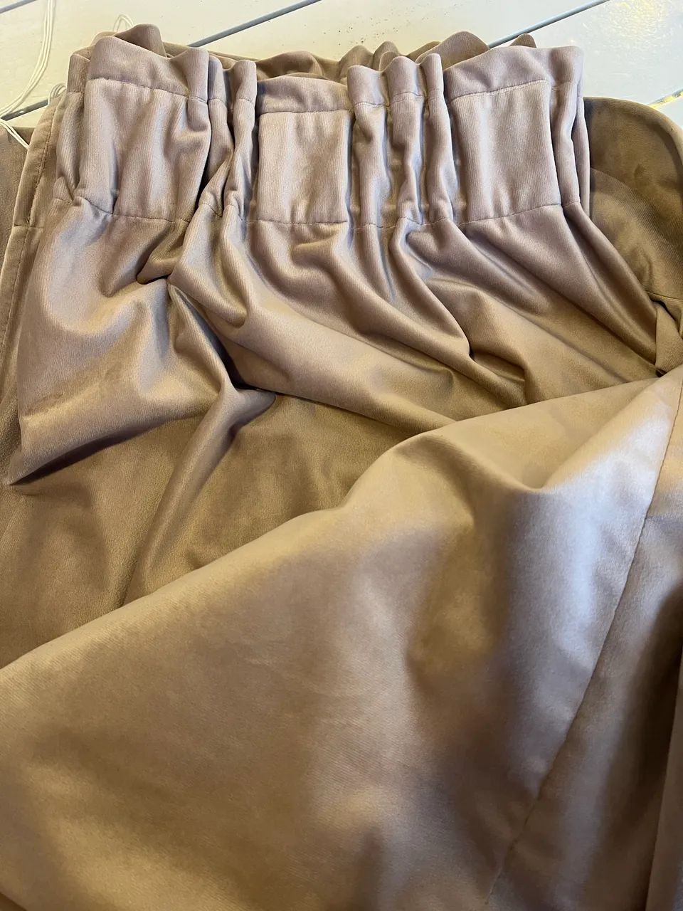 2 Cortinas para provador cor bege/camurça em veludo - Foto 2