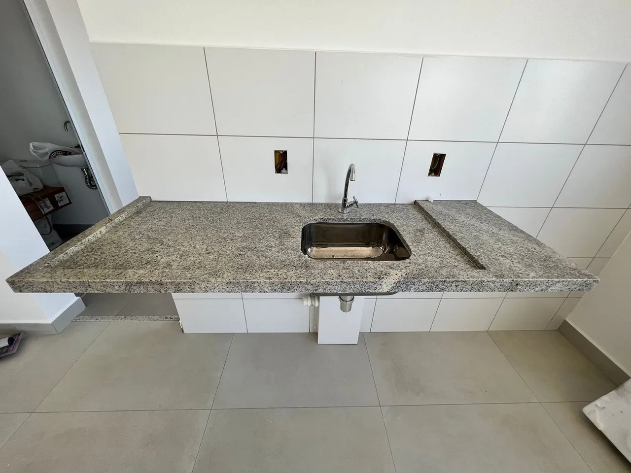 Pia de granito com cuba inox e torneira novo - ótimo estado!