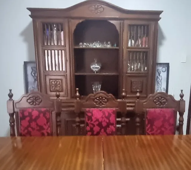 Sala de jantar colonial: arca + mesa extensível com 8 cadeiras