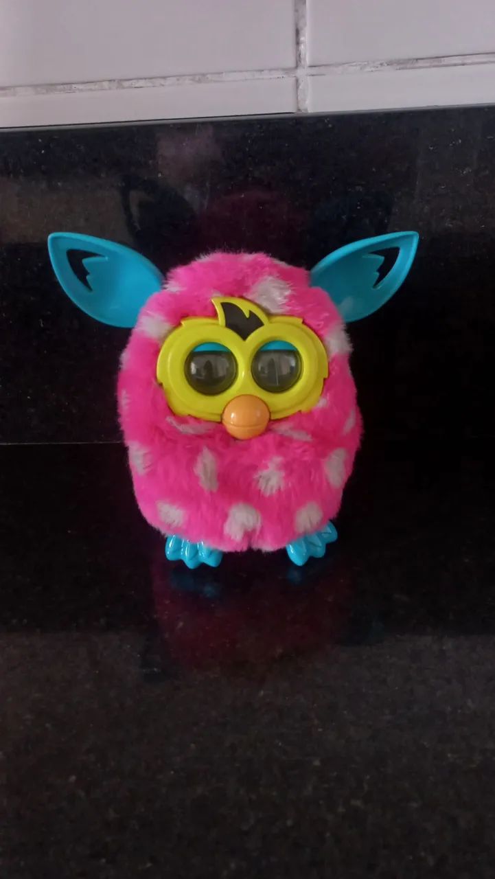 Furby eletrônico rosa com manchas brancas