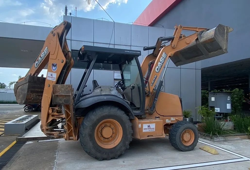 Vendo Retroescavadeira case 580n 2012 - Foto 2