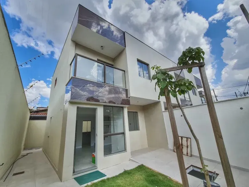 Casa com 3 Quartos e 2 banheiros à Venda, 100 m² por R$ 659.000