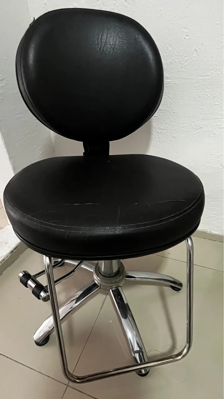 Cadeira de barbeiro/ cabeleireiro giratória.