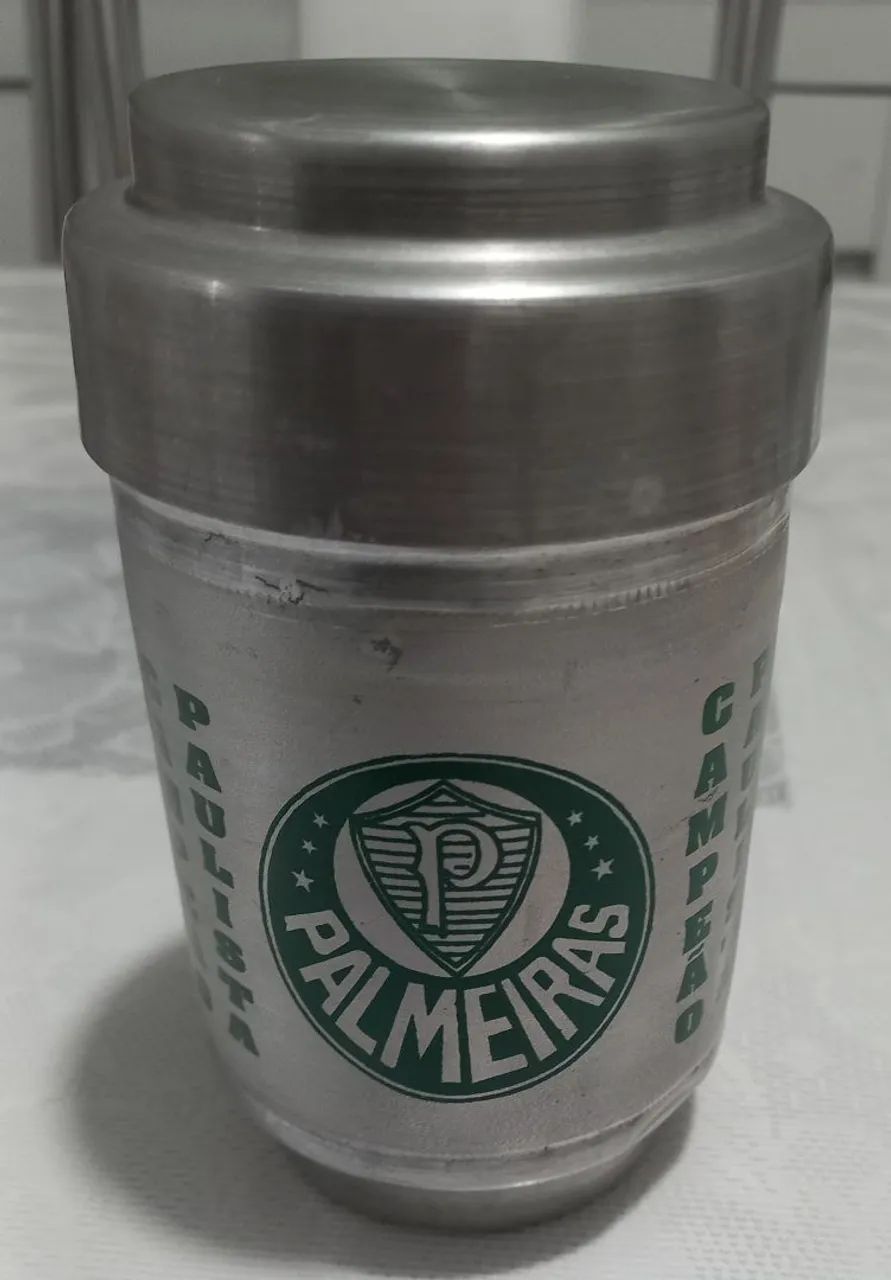 Um copo térmico   de alumínio  doPalmeiras 
