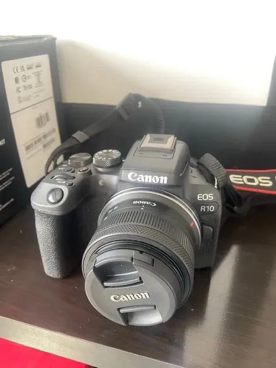 Camera Canon R10 c/Lente 18-45 + adaptador