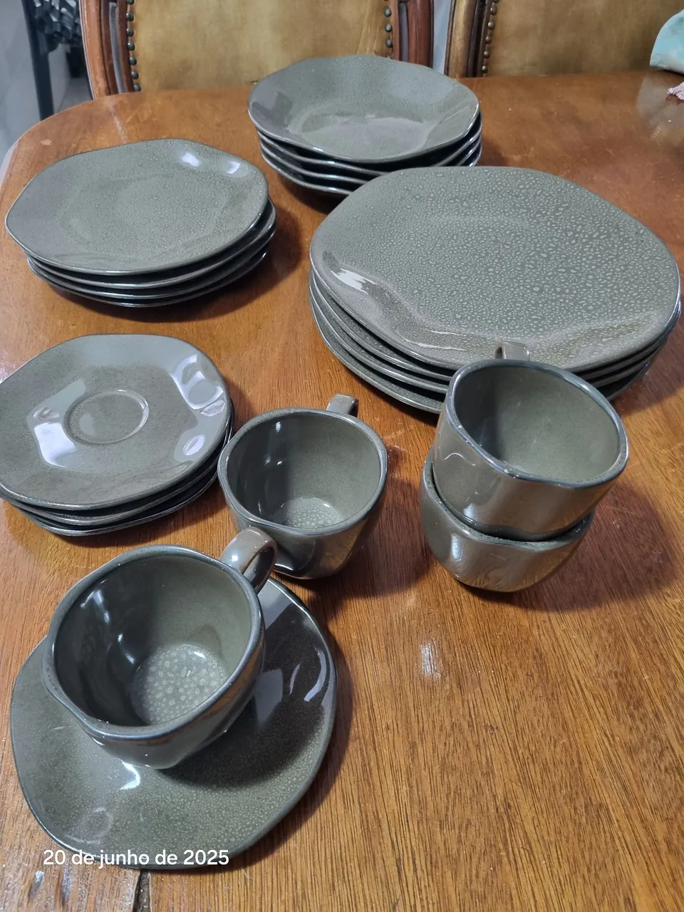 Jogo de jantar, 4 peças de cada,em cerâmica oxford