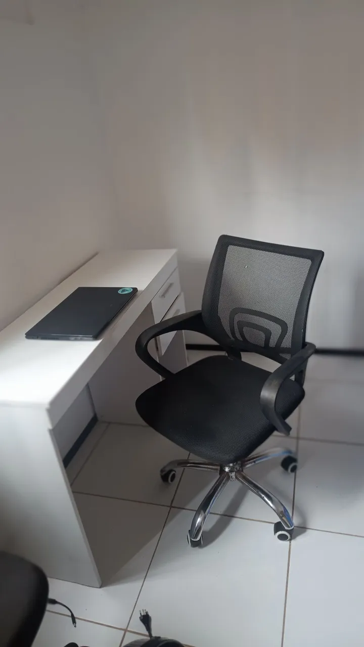 Escrivaninha com Cadeira giratória- Conforto e Design