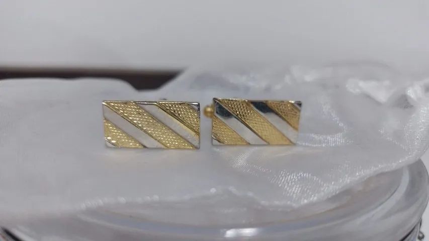 Abotoaduras douradas semi-novas - Foto 2