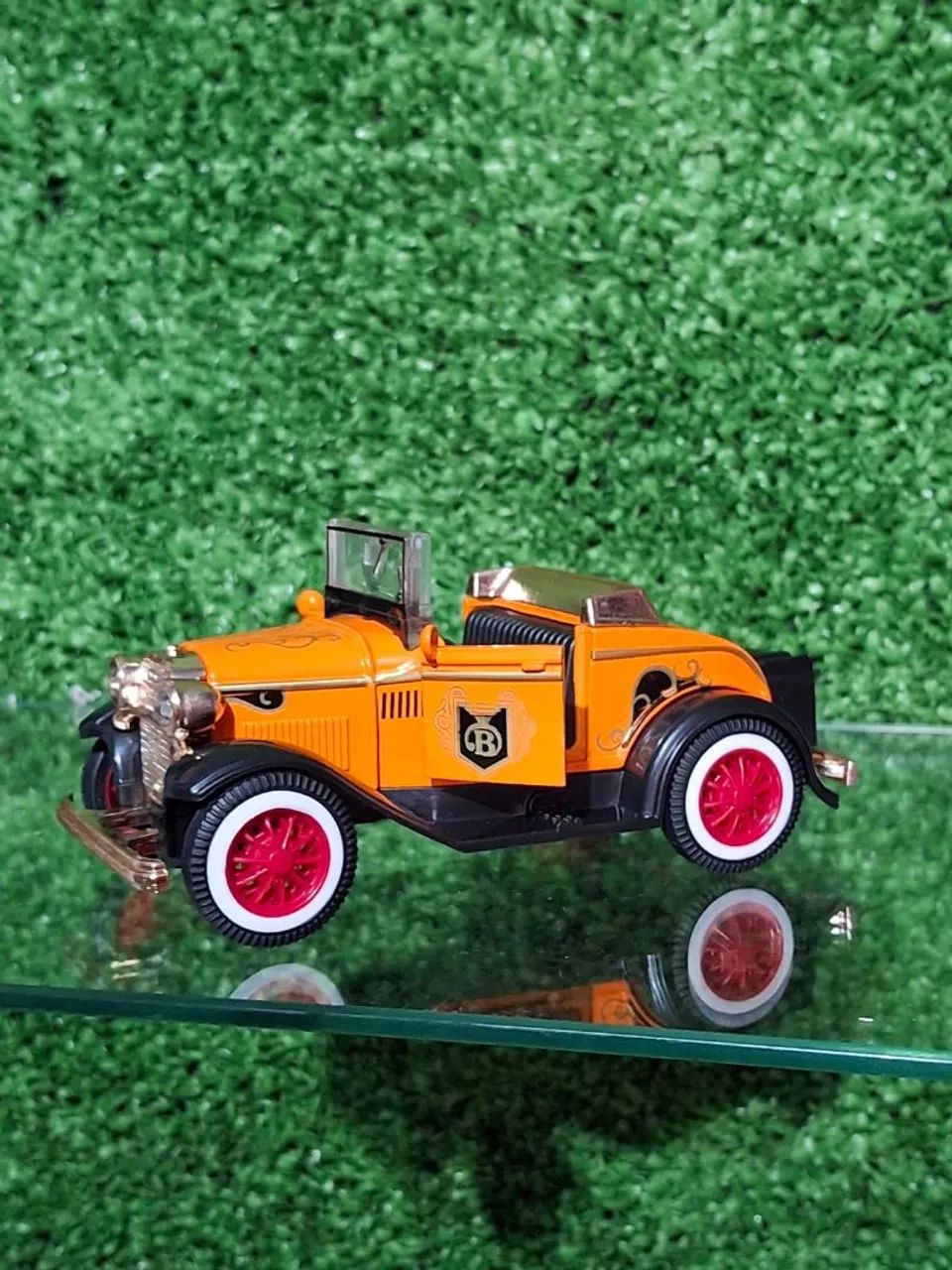 Miniatura de Carro Antigo Laranja