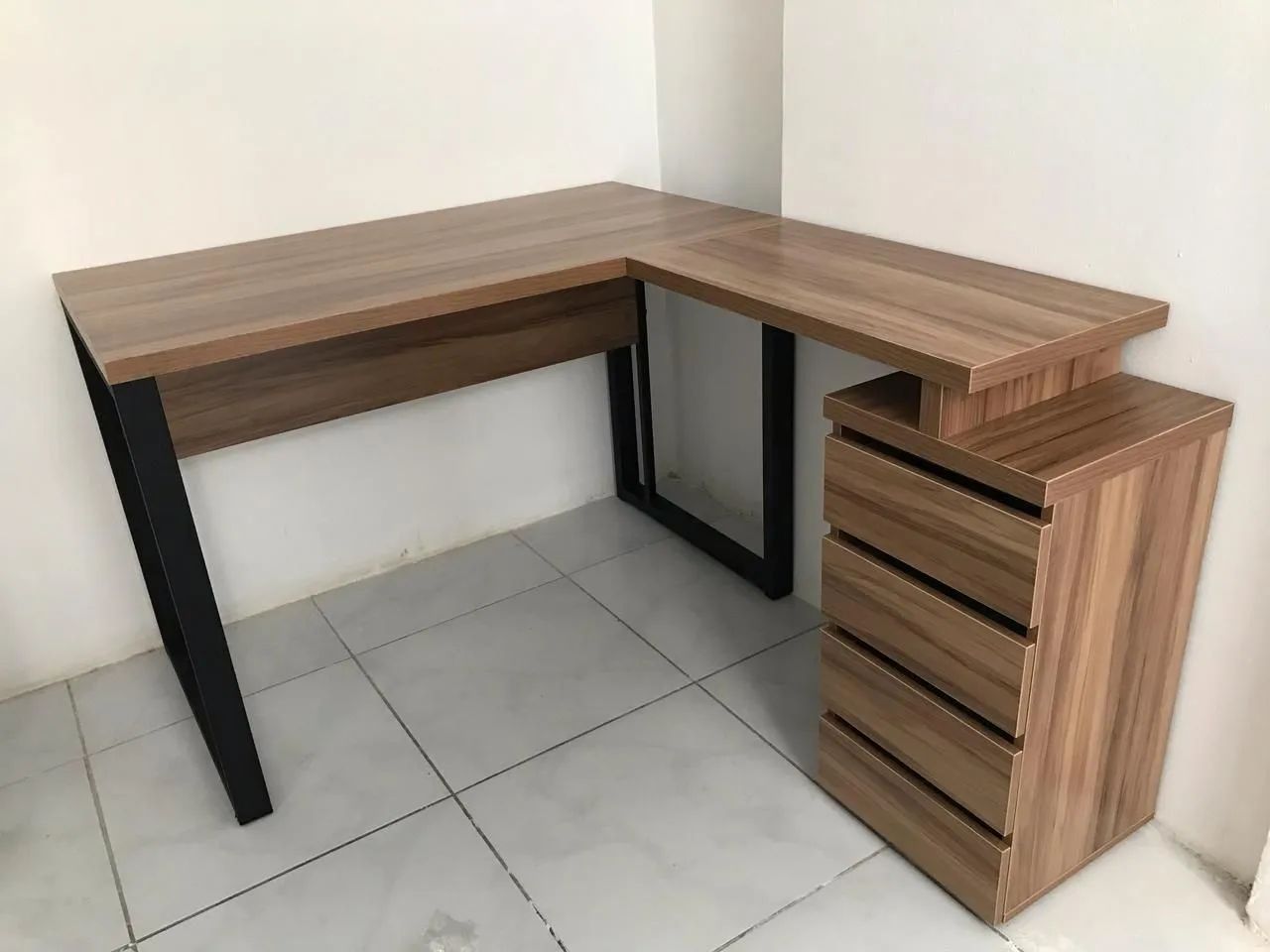 Mesa de Escritório Canto com Gaveteiro