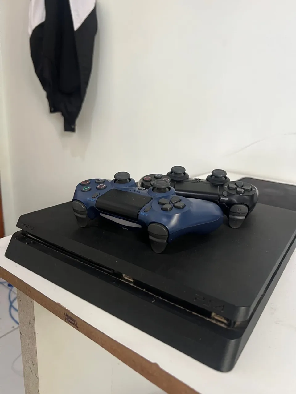Playstation 4 com 2 Controles