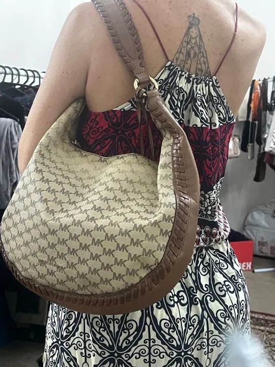 Carteira Michael Kors Vermelha mais bolsas e também Victor Hugo  - Foto 2