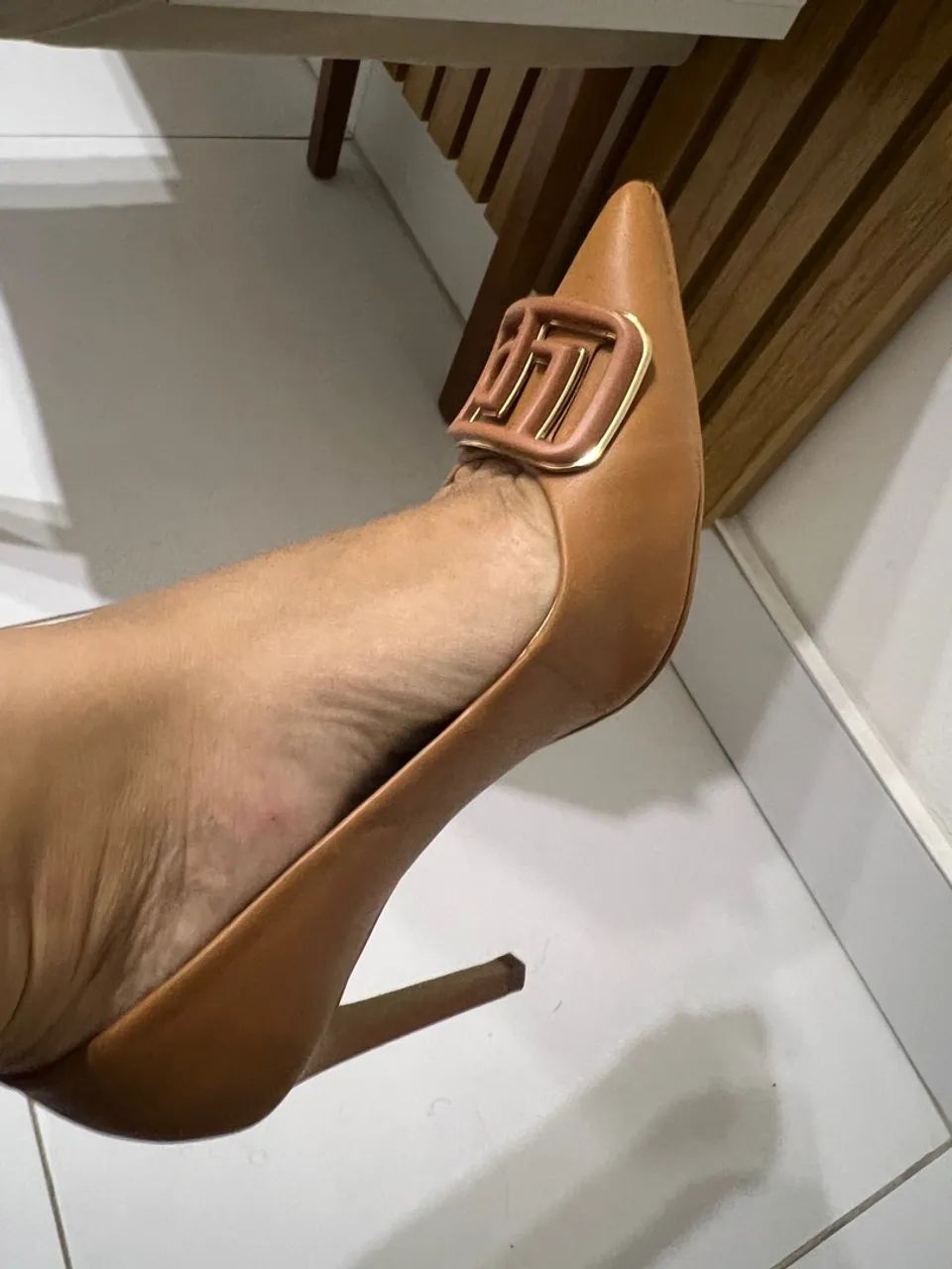Scarpin de couro caramelo com detalhe em dourado - Foto 3