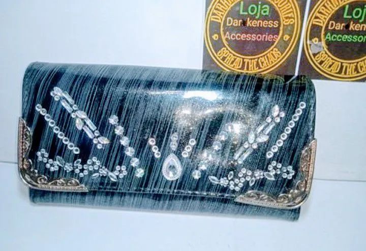 Bolsa Clutch Preta com Detalhes em Strass - Foto 3