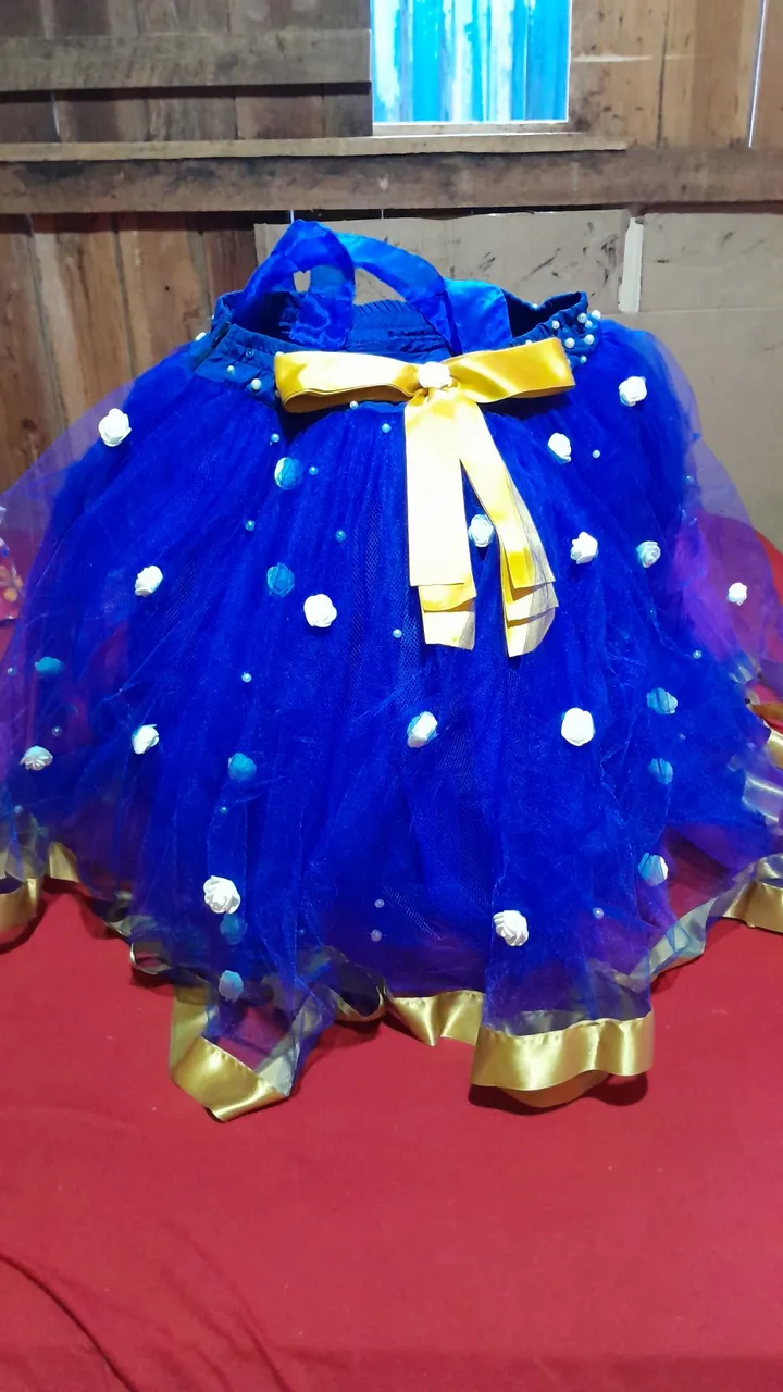 Saia de tule azul com detalhes