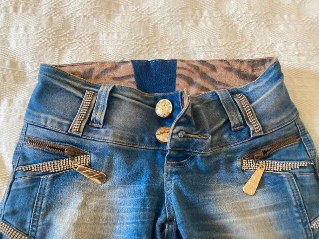 Calça Jeans com detalhes dourados e strass - Foto 4