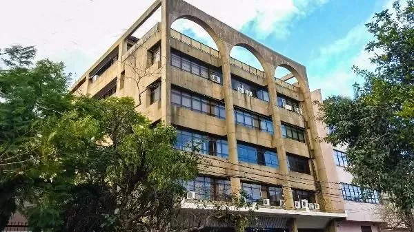 Andar inteiro de conjunto comercial, no bairro São Geraldo, próximo a Av. Farrapos. Andar