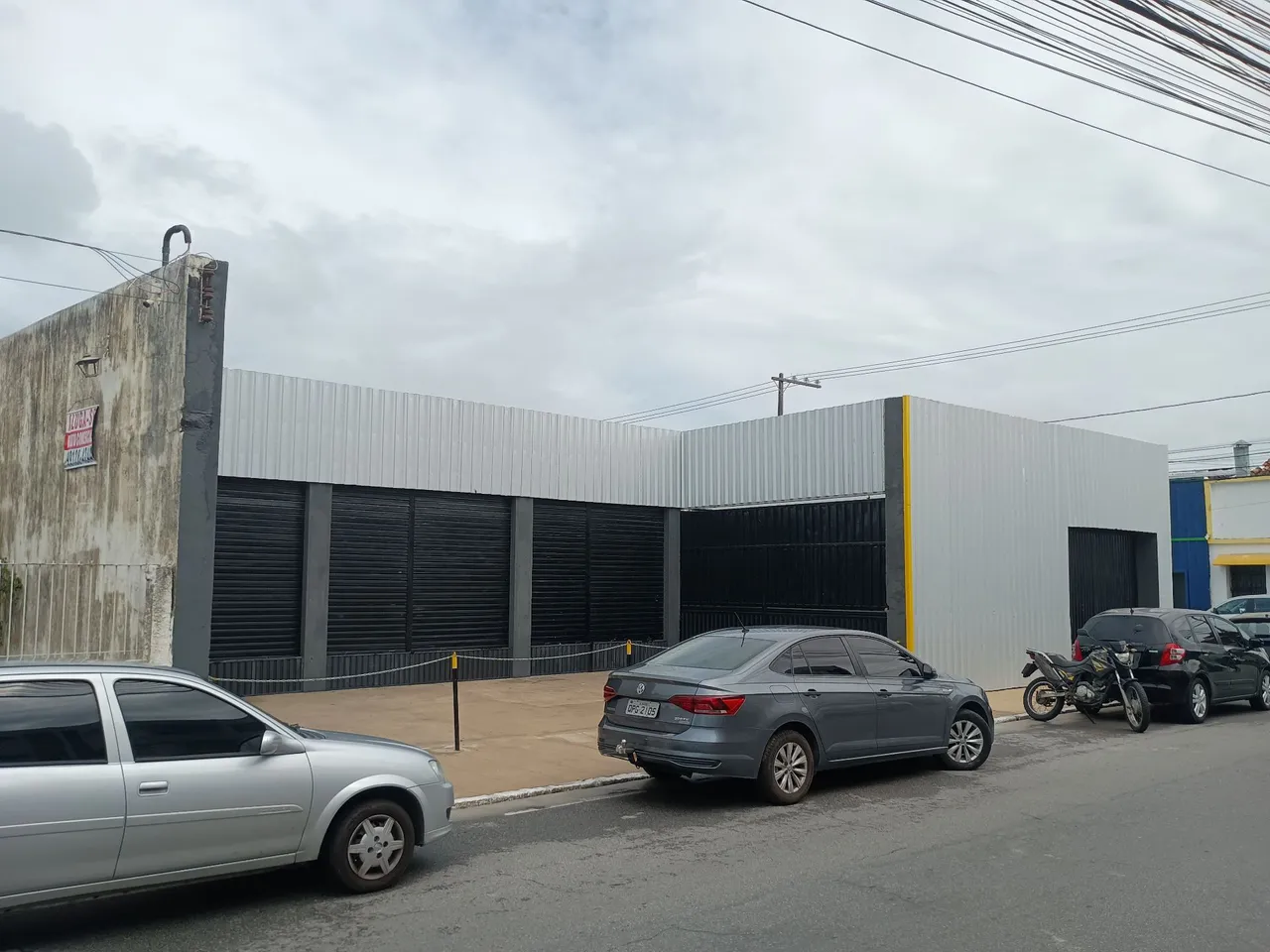 Alugo lojas e galpão coml - 240m² - Pajuçara