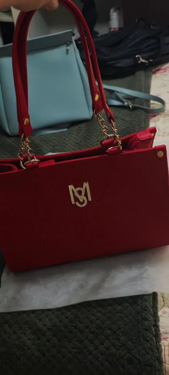 Bolsa vermelha com detalhes dourados
