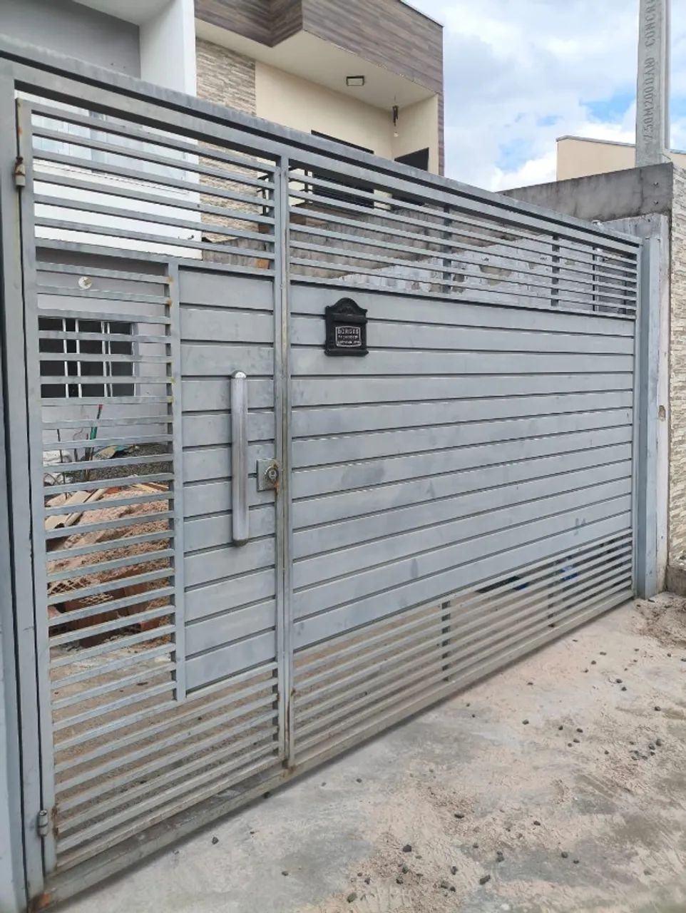 Portão basculante com social embutido e motor - Foto 2