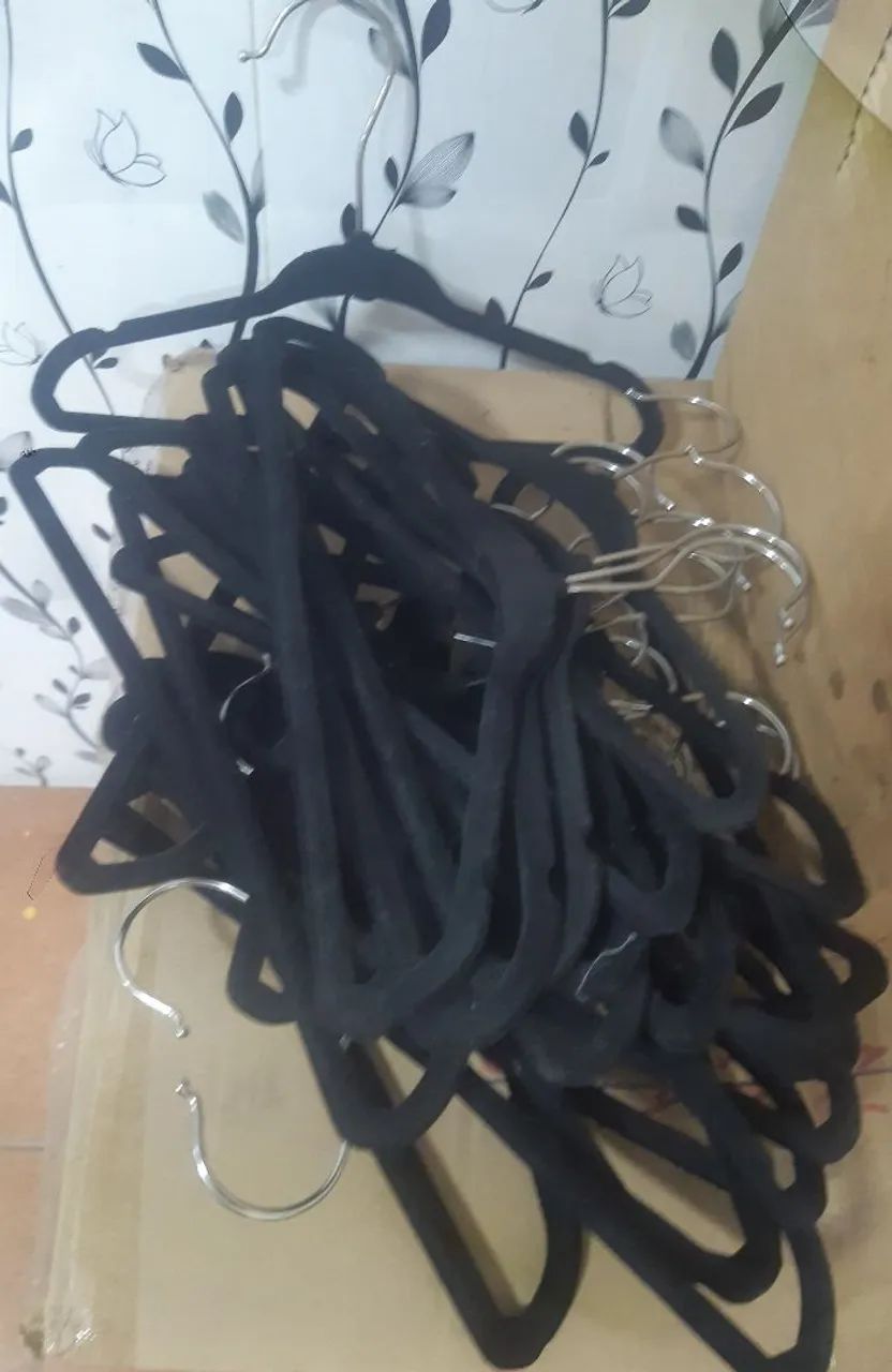 Cabides de Veludo para Roupas - Ótimo Estado - Foto 2