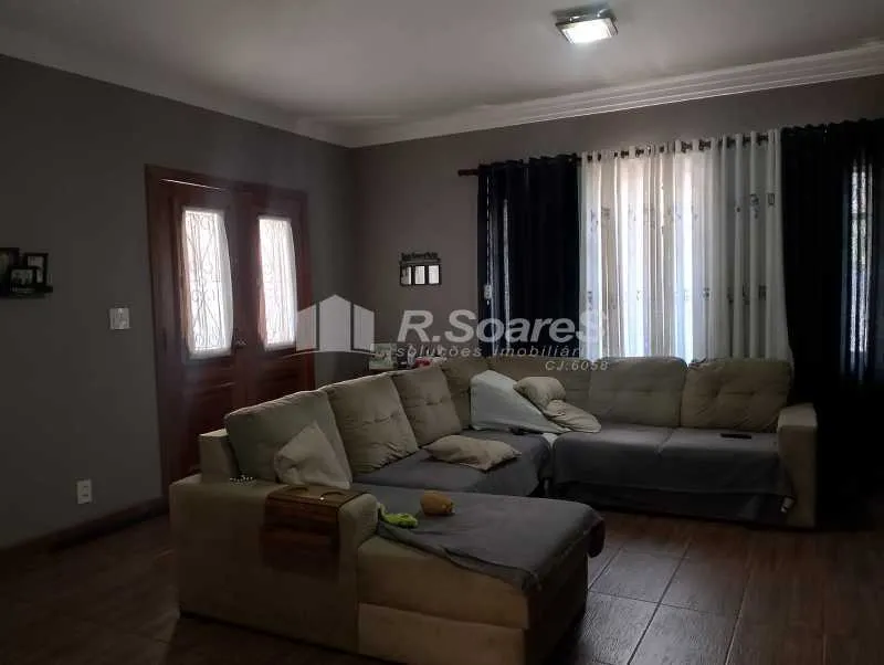 Casa com 3 quartos na rua Luis Beltrão- Vila Valqueire