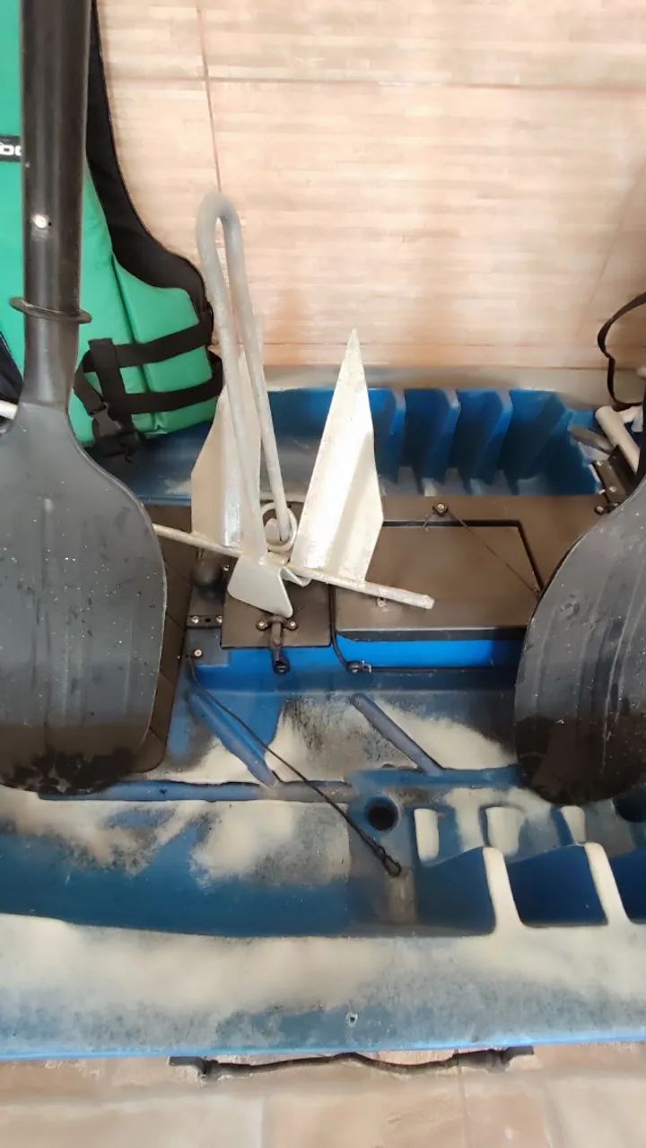 Vendo caiaque muito novo, completo, com âncora, dois coletes (120 e 150 kg ), remos. - Foto 2