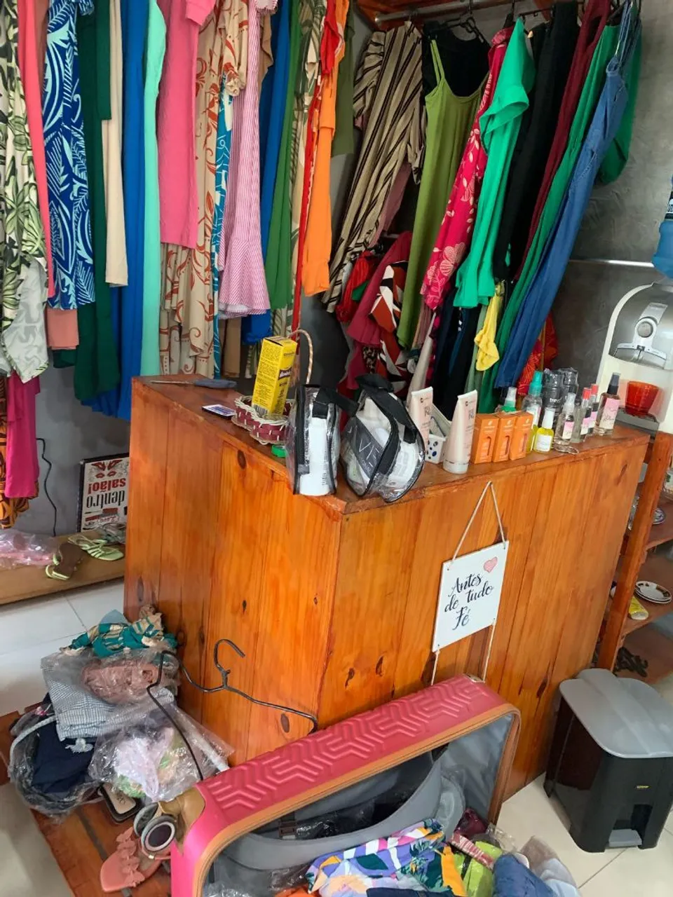 Loja completa com móveis e lote de roupa feminina