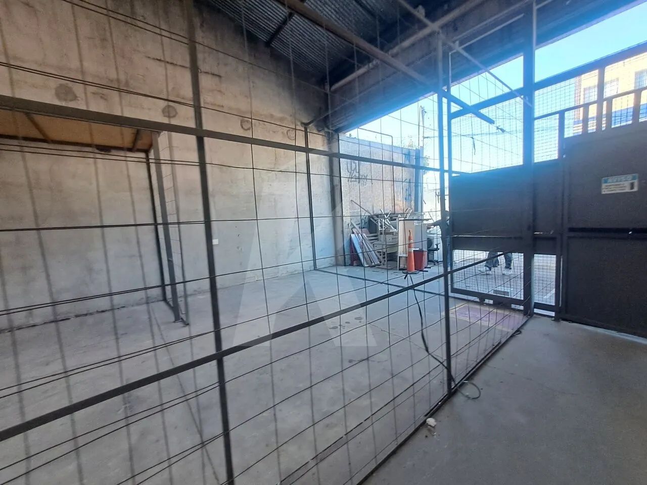 Galpão medindo 300 m² com banheiro. - Foto 4