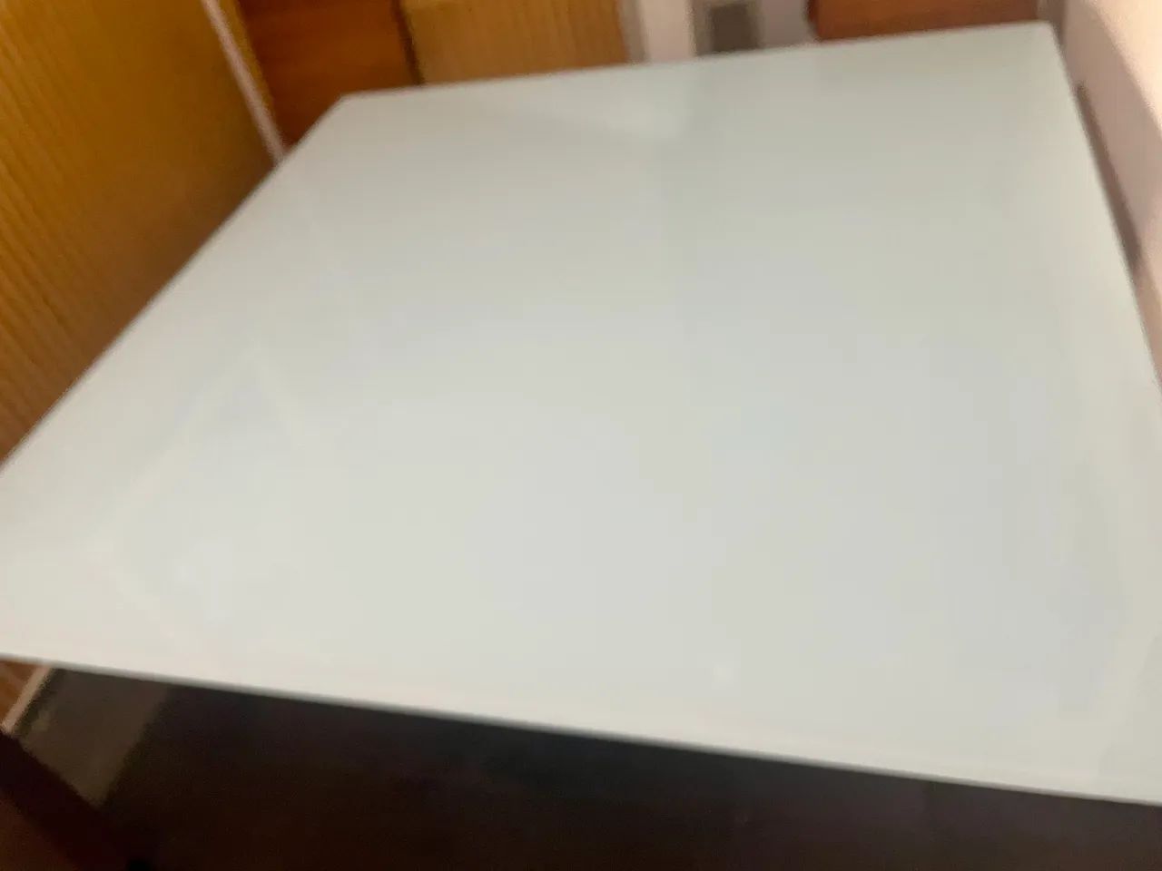 Mesa tampo de vidro quadrada com 4 cadeiras   Cadeiras com algumas avarias  - Foto 3