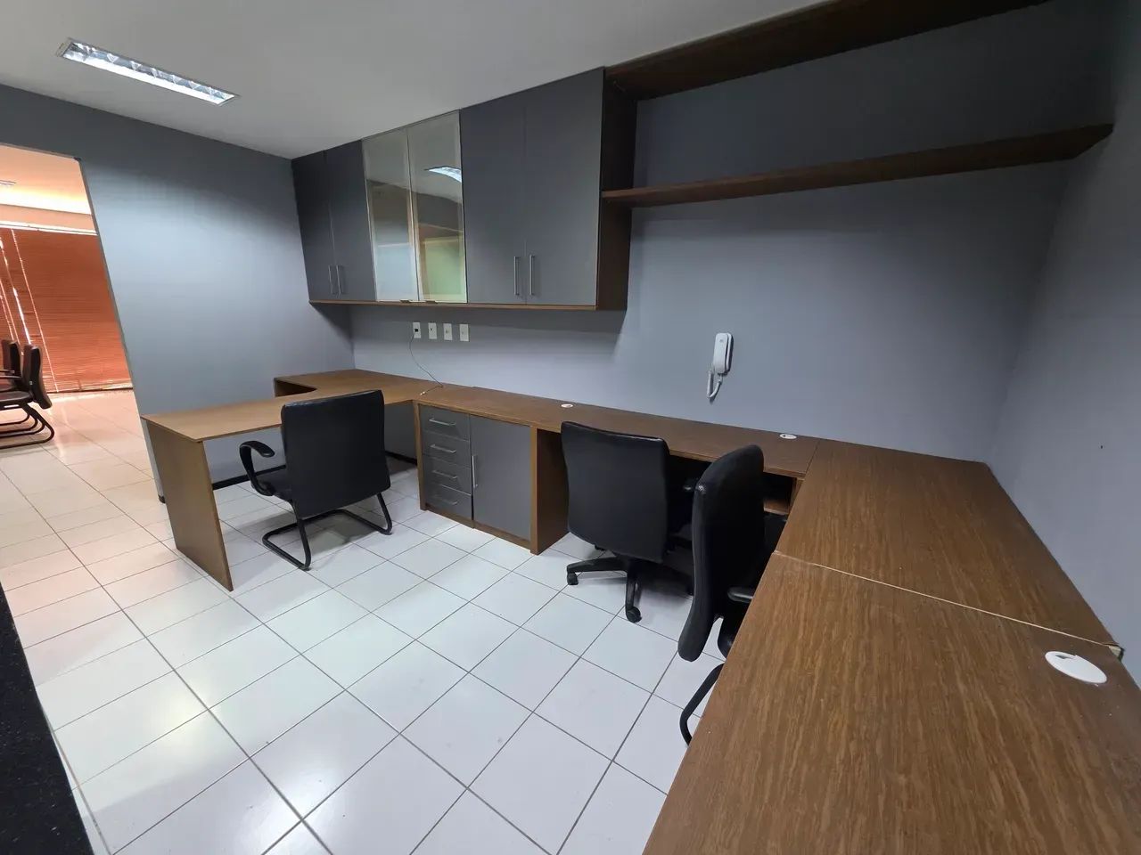 LOCAÇÃO - Belíssima Sala Comercial no Ed. Plenarium - Mobiliada - Foto 2