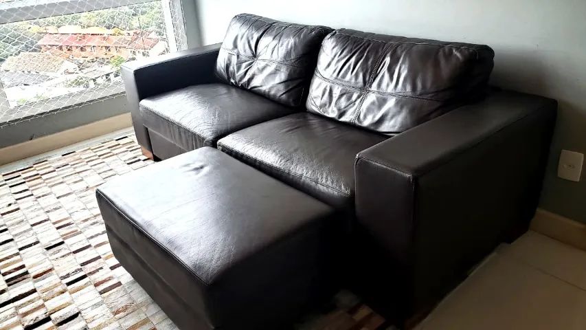 Sofá de Couro com Puff Minuano