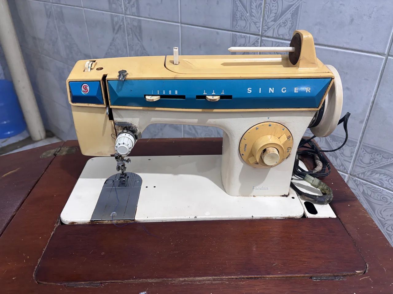 Máquina de costura com bancada de madeira 
