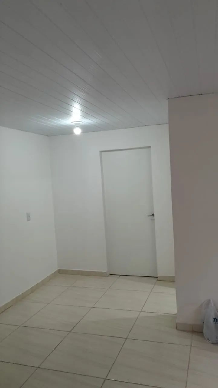 Casa para alugar sozinha no terreno
