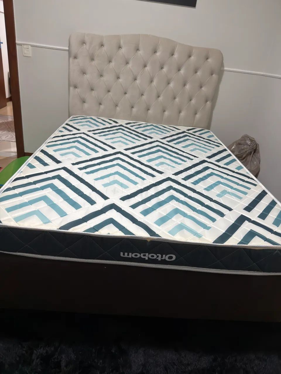 Cama de casal pouco usada 