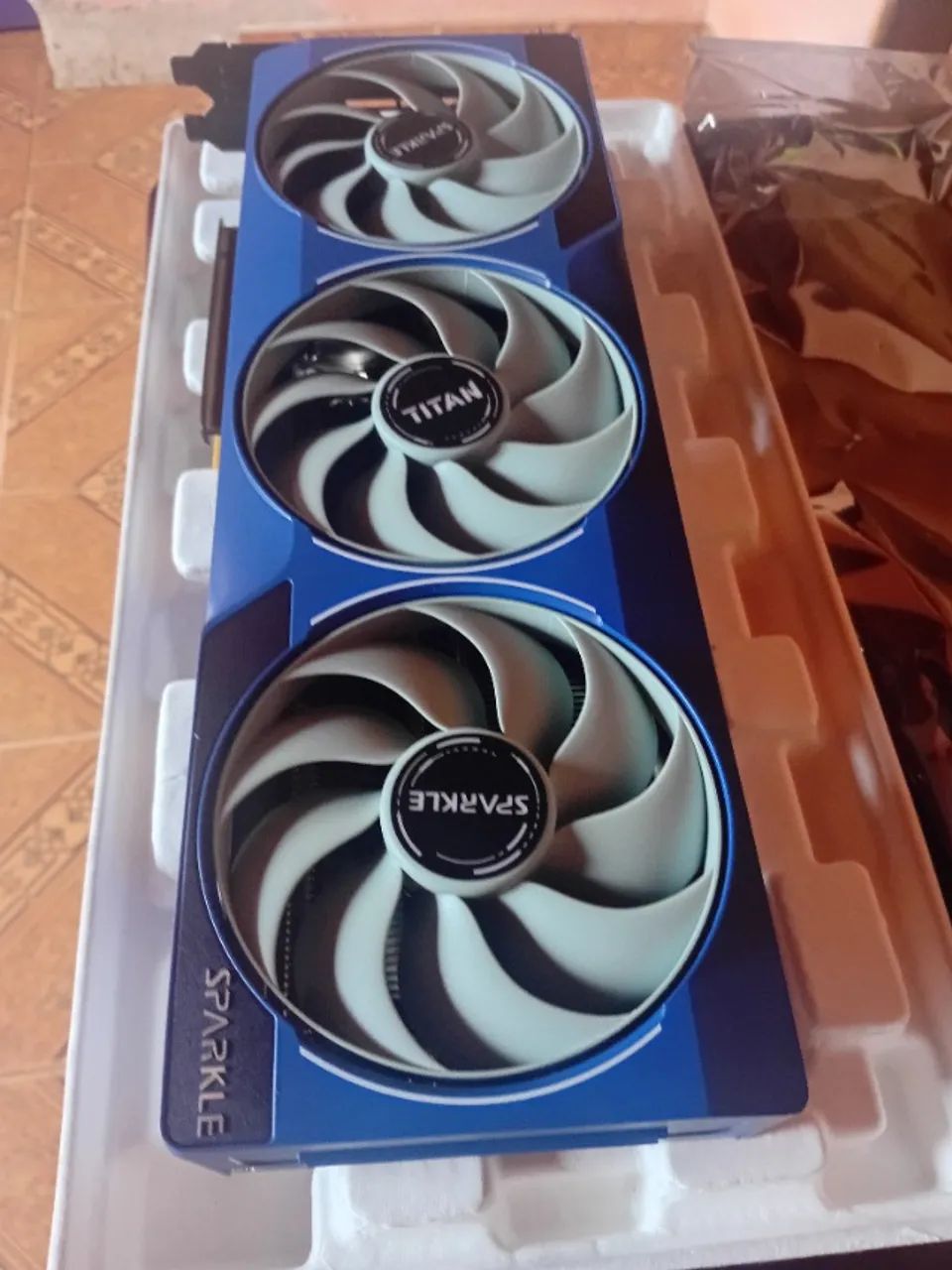 Vendo Placa de Video Sparkle Intel ARC B580 Titan OC, 12GB, GDDR6, 192-bit - Foto 4