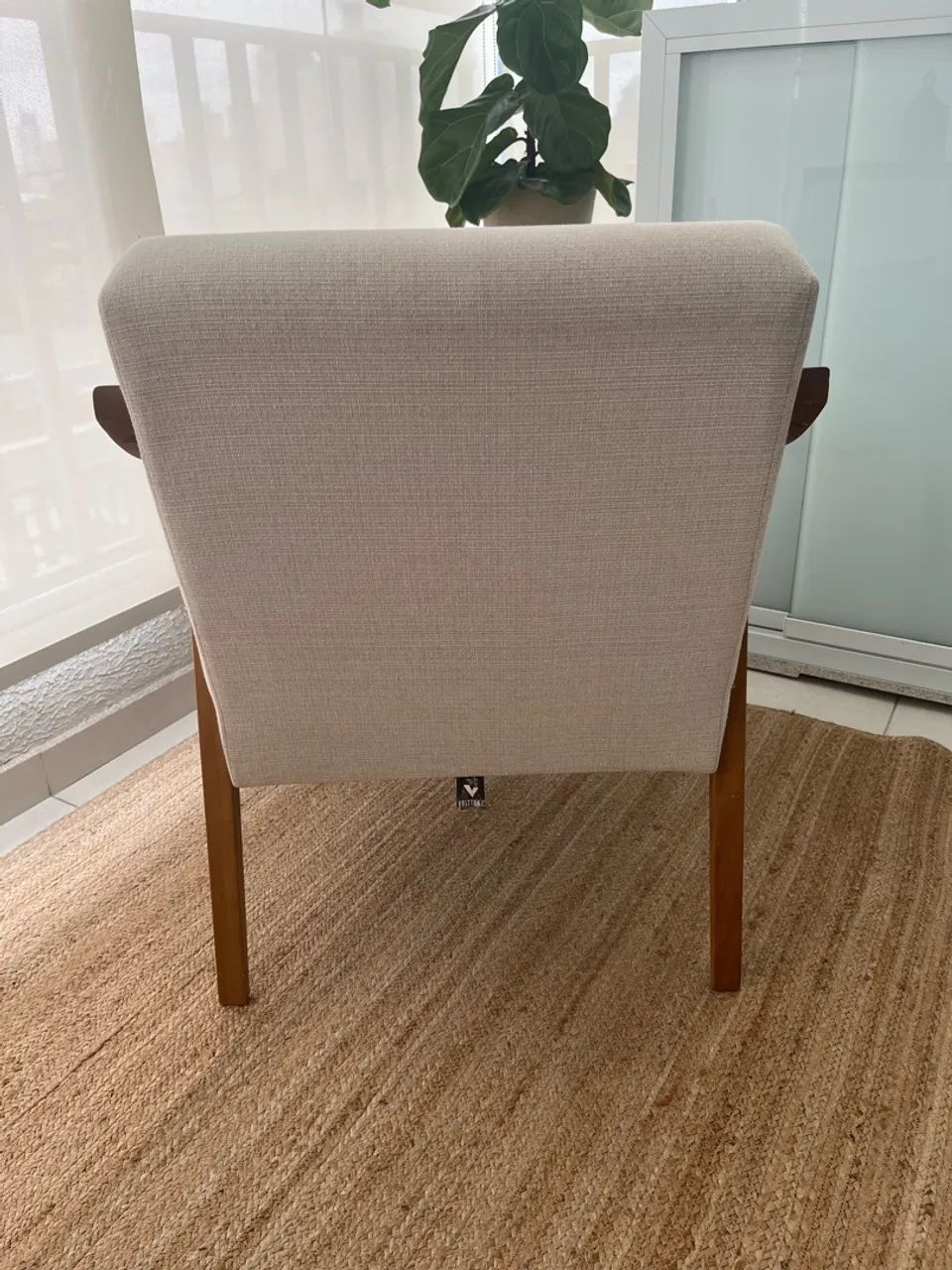  POLTRONA DECORATIVA COM BRAÇOS DE MADEIRA - MODERNA E ELEGANTE - Foto 5