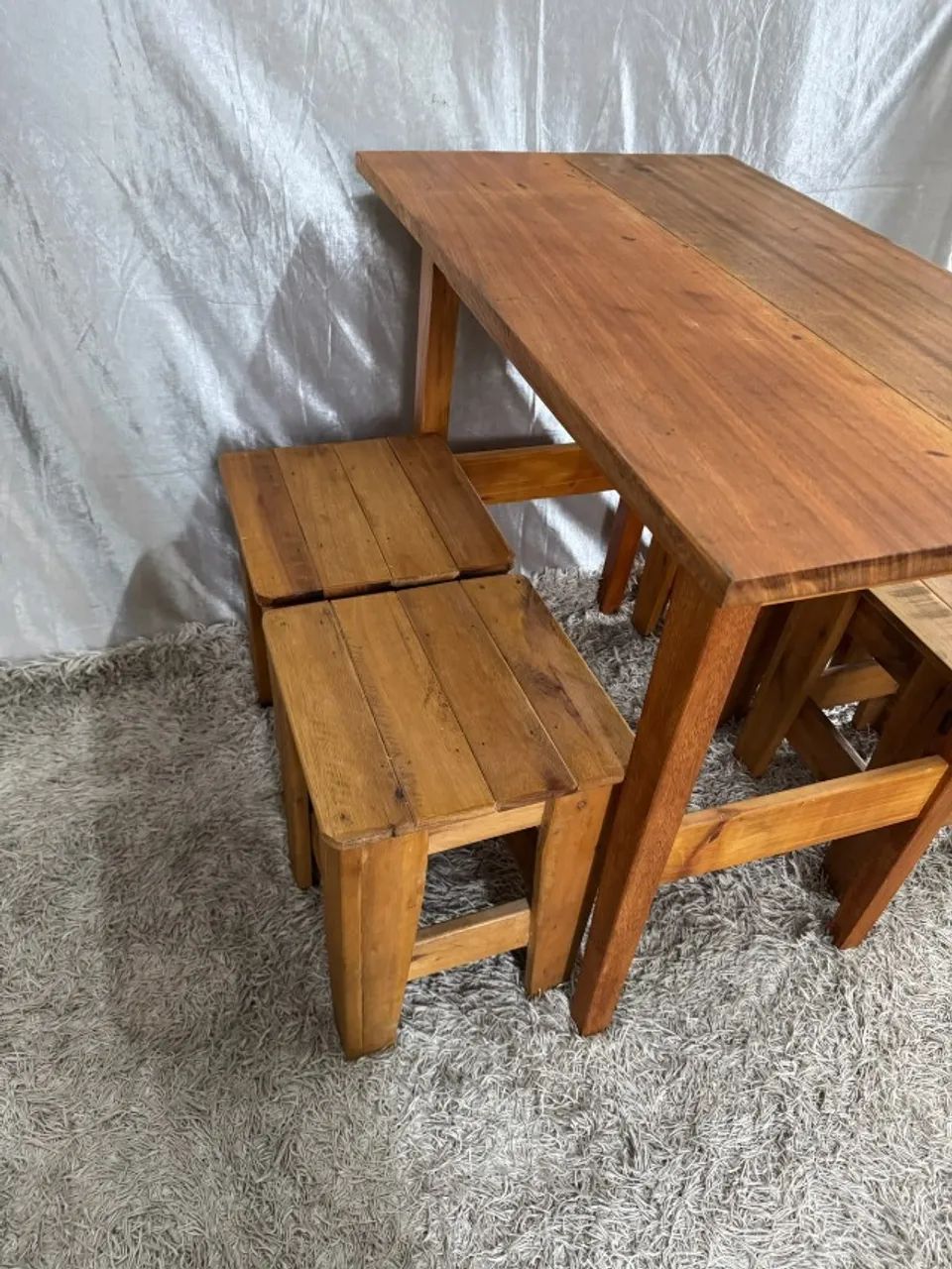 MESA EM MADEIRA MACIÇA + 4 BANQUETAS - Foto 3