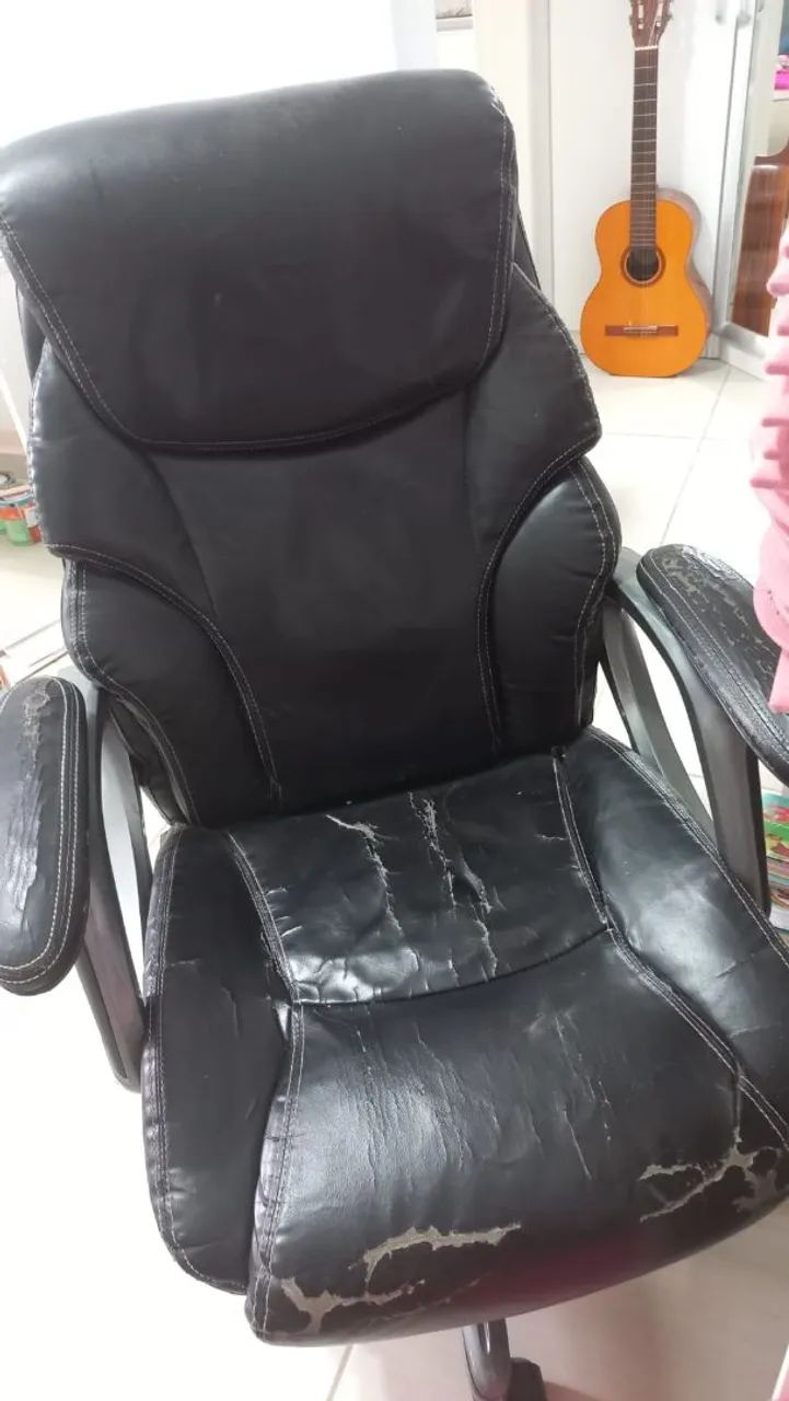 Cadeira Gamer preta.