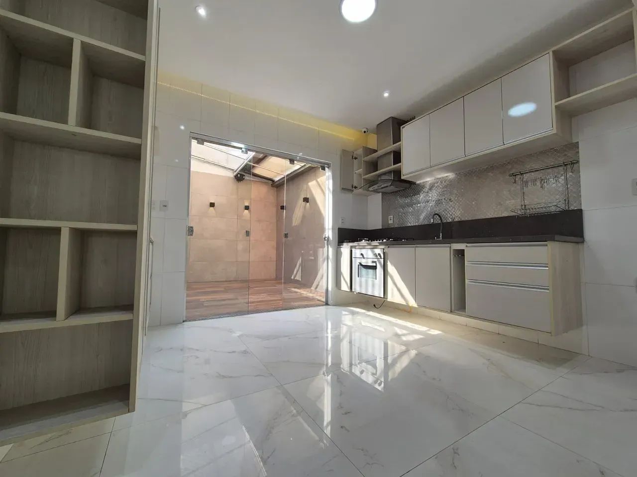 Casa Duplex com 03 quartos e área externa disponível para aluguel