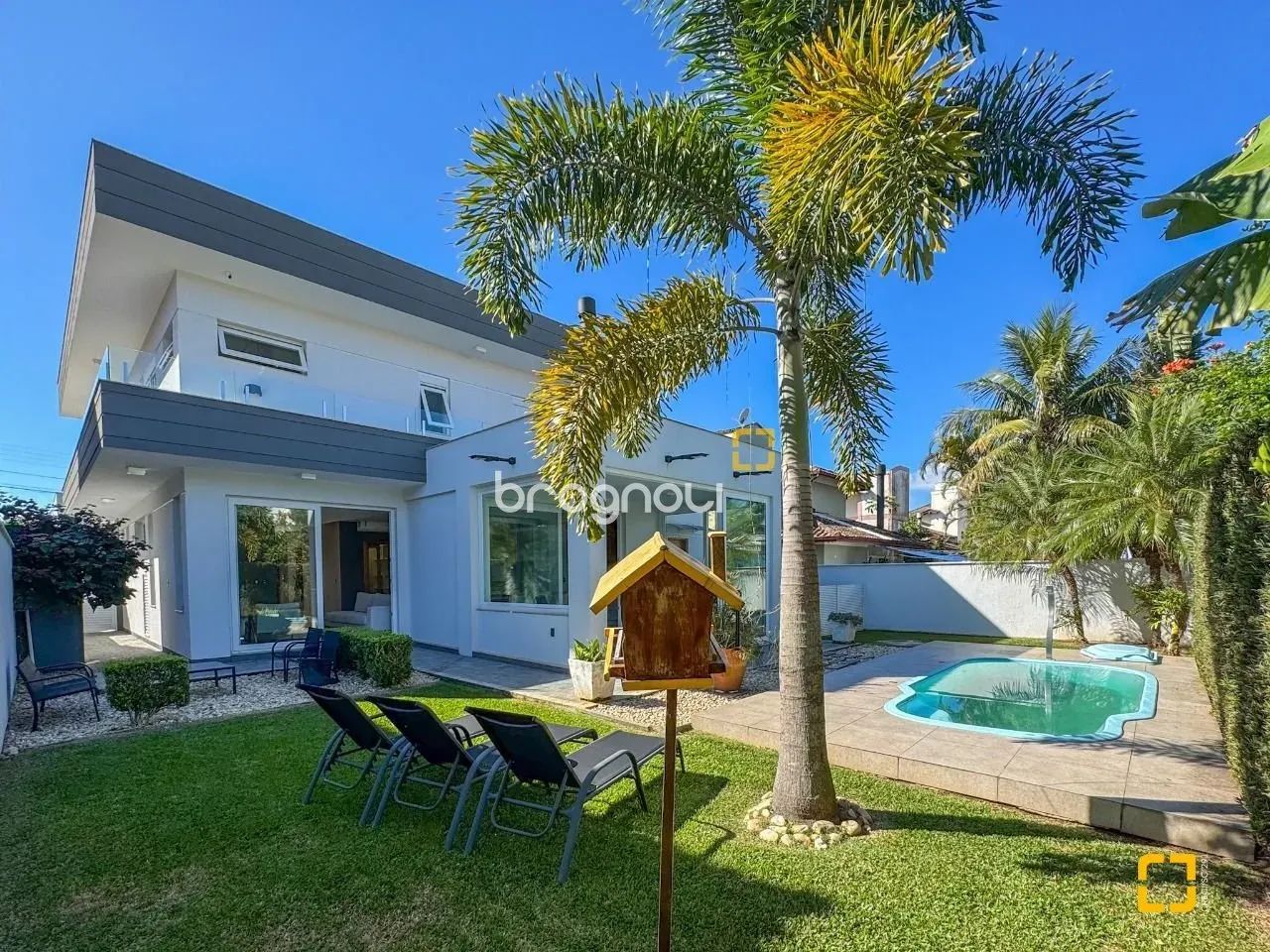 Casa mobiliada - 4 dormitórios - 3 suítes - Pátio com piscina - Jurerê Internacional - Flo