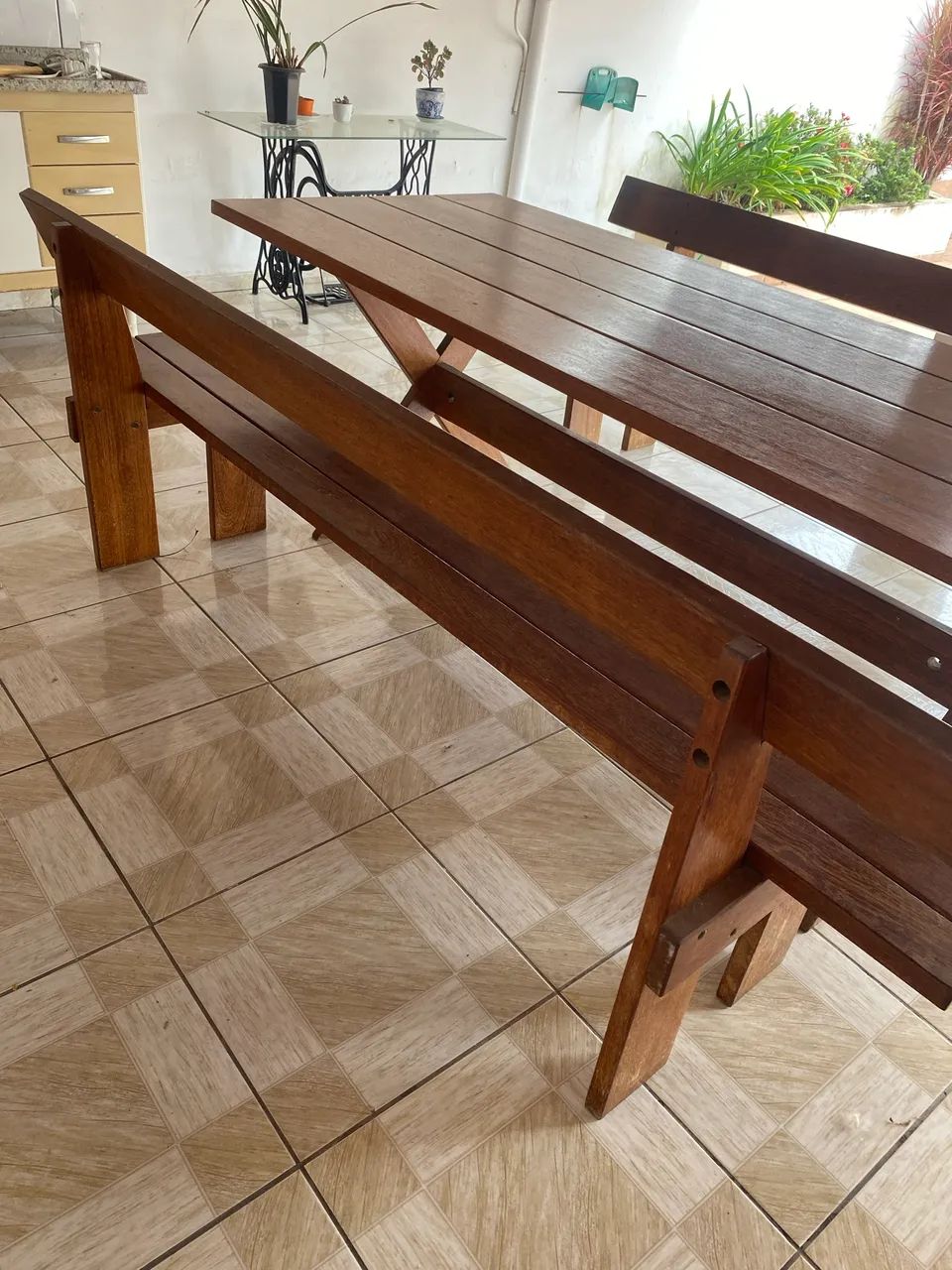 Jogo de mesa em madeira com 2 bancos com encosto - Foto 5