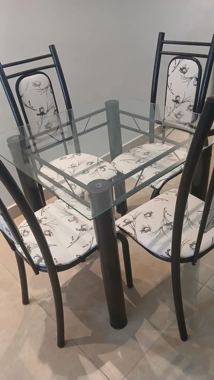 Mesa com 4 cadeiras 